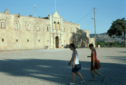 Arkadi devant le monastre